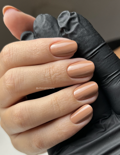Unhas naturais em tom caramelo acetinado