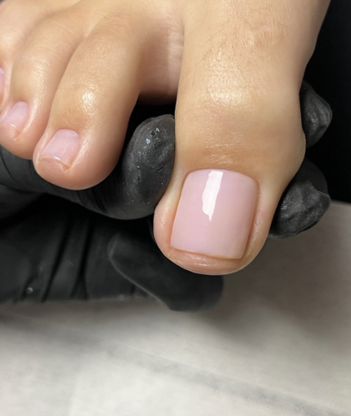 Pedicure com esmaltação rosa delicada