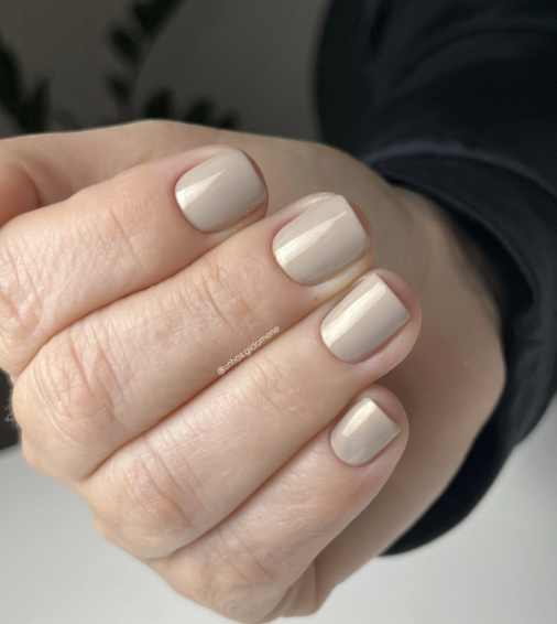 Esmaltação nude clara em unhas naturais