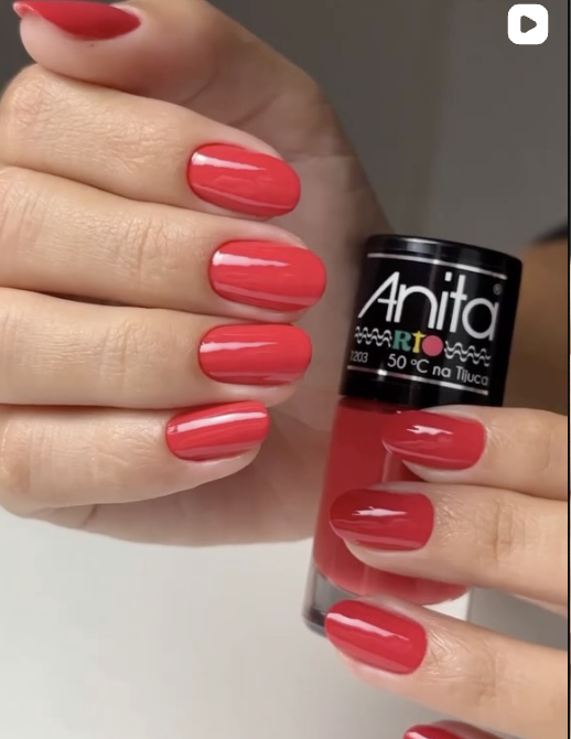 Esmaltação vermelha em unhas naturais