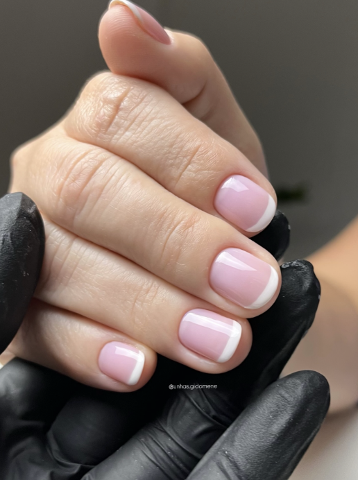 Francesinha clássica em unhas naturais