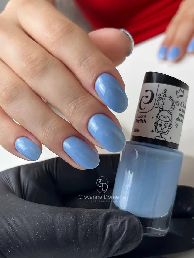 Esmaltação azul serenity em unhas naturais